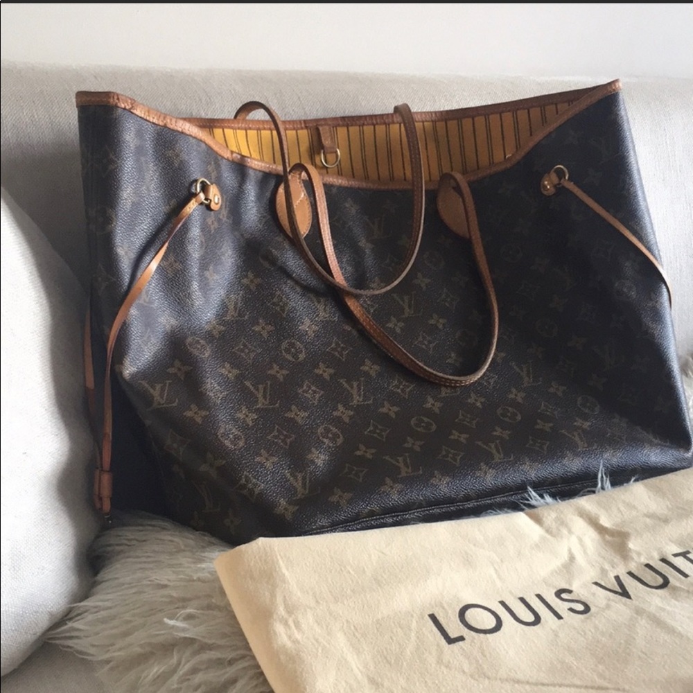 Louis Vuitton GM neverful excellent condition perfect for travel.